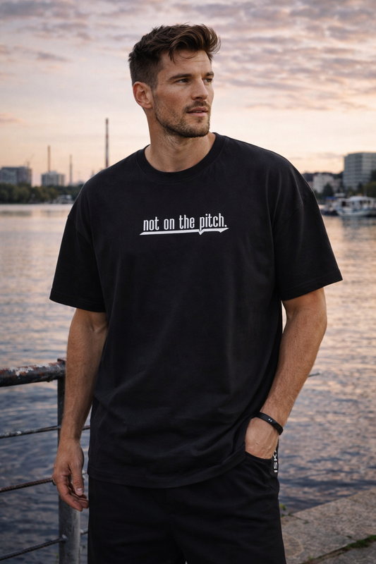 not on the pitch Oversize T-Shirt schwarz